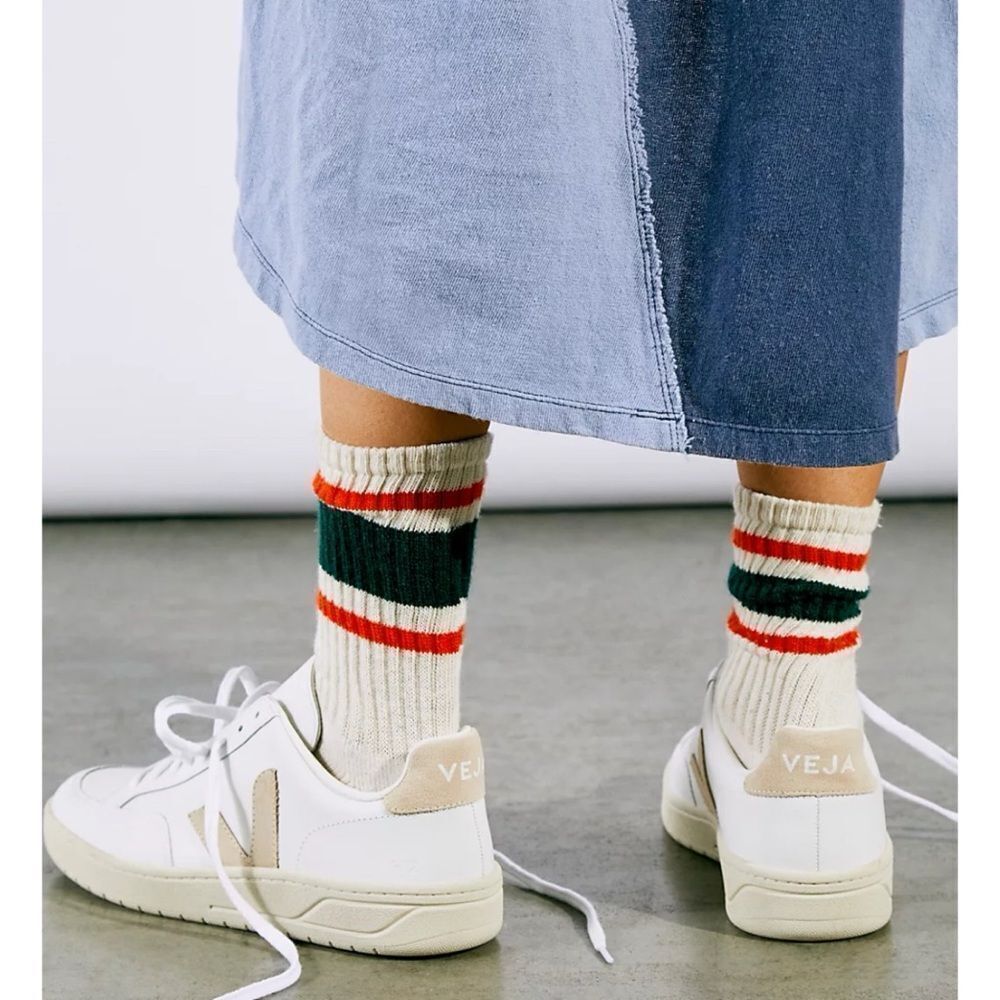 VEJA
V12 Mixed Leather Court Sneakers in Extra White / Sable Size 8 - Picture 2 of 11